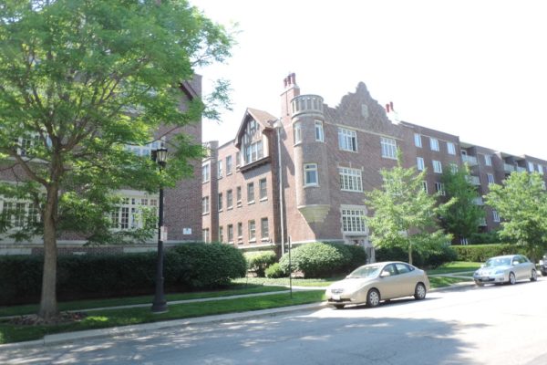 Image of Gorgeous Downtown Evanston 2Br with large rooms, formal DR, DW, HWF & Fireplace